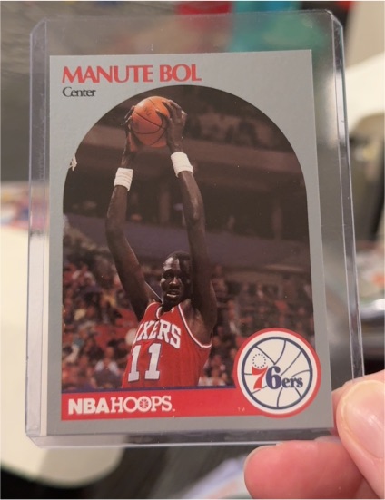 1990-91 NBA Hoops #424 Manute Bol Philadelphia 76ers — front