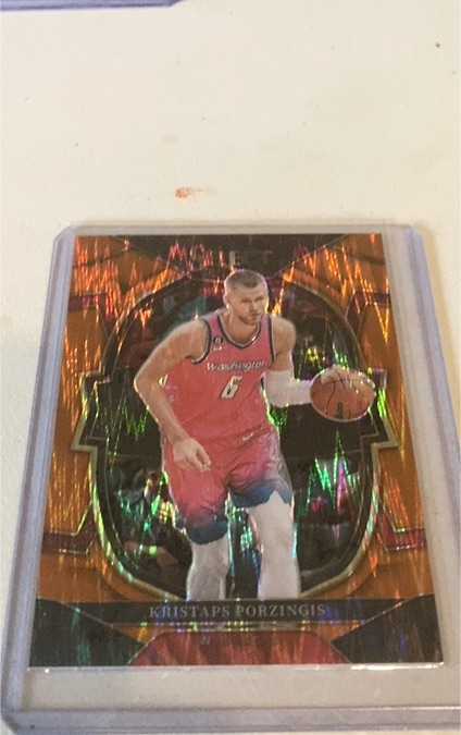 2022-23 Panini Select #4 Kristaps Porzingis Concourse Red Cracked Ice Prizm — front