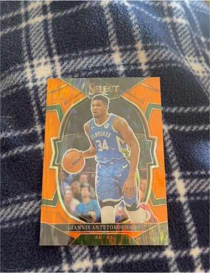 2022-23 Panini Select #61 Giannis Antetokounmpo — front