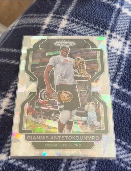 2021-22 Panini Prizm #1 Giannis Antetokounmpo — front