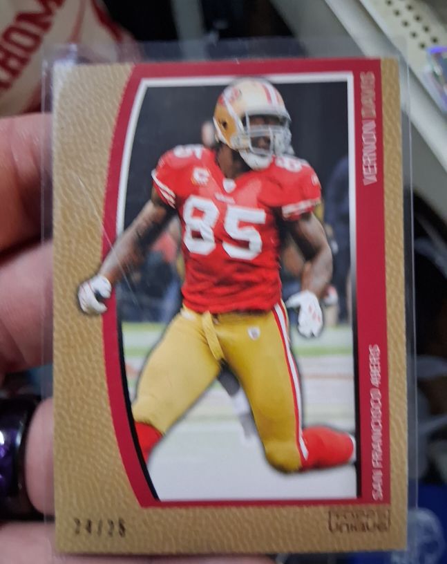 2009 Topps Unique #32 Vernon Davis — front