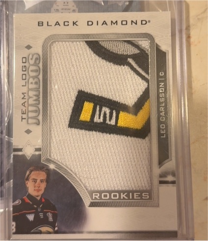 2023-24 Upper Deck Black Diamond #RTL-LC Leo Carlsson Rookie Team Logo Jumbo — front
