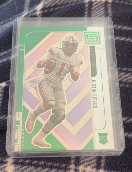 2021 Panini Chronicles Draft Picks Status #159 Justin Fields — front
