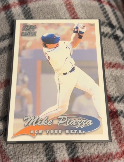 1999 Pacific Paramount #155 Mike Piazza — front