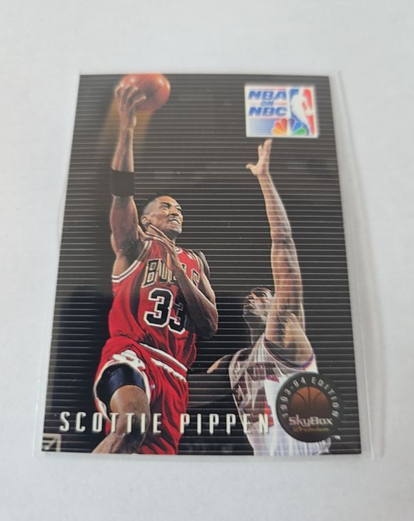 1993-94 SkyBox Premium #16 Scottie Pippen — front
