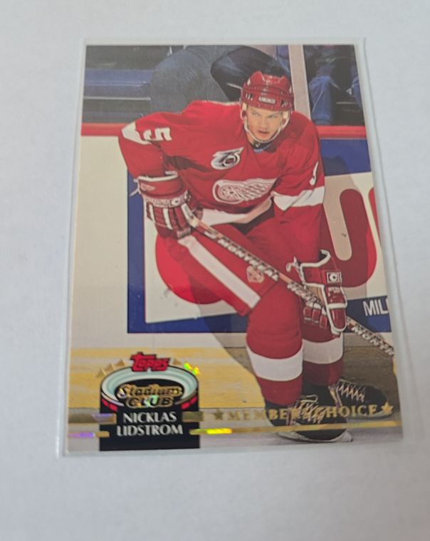 1992-93 Topps Stadium Club #253 Nicklas Lidstrom — front