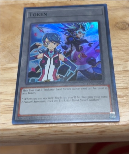 Yu-Gi-Oh! TKN5-EN031 Blue Gal & Trickstar Band Sweet Guitar Token — front