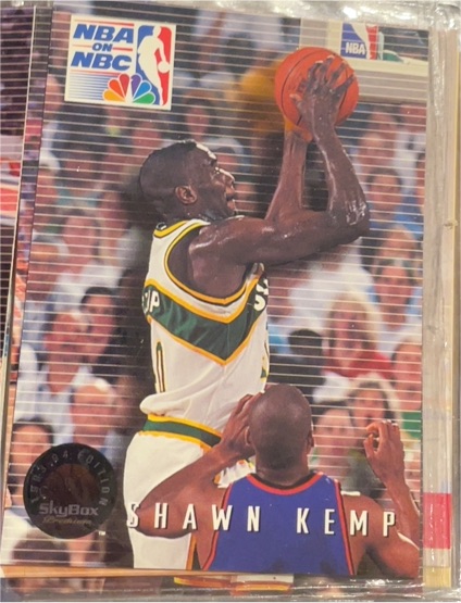 1993-94 SkyBox Premium #17 Shawn Kemp Seattle SuperSonics NBA on NBC — front