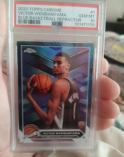 2023 Topps Chrome #1 Victor Wembanyama Blue Basketball Refractor — front