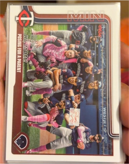 2025 Topps Series 2 #584 Minnesota Twins Team Hi Mom — front