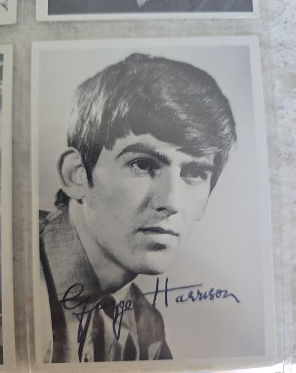 1964 O-Pee-Chee Beatles Black and White #15 George Harrison — front