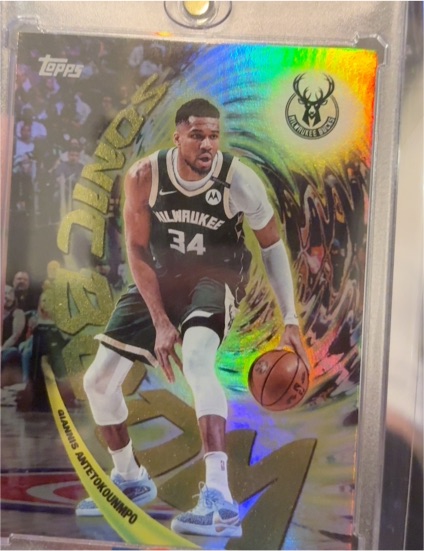 2023 Topps #34 Giannis Antetokounmpo — front