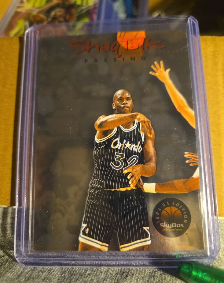 1993 SkyBox Premium Shaq Talk #7 Shaquille O'Neal Passing — front