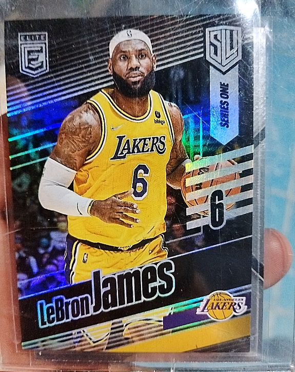 2021-22 Panini Starting Lineup #SLU-LJ LeBron James — front