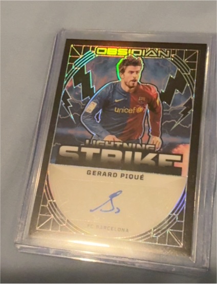 2024-25 Panini Obsidian Soccer #Lightning Strike Auto Gerard Piqué — front
