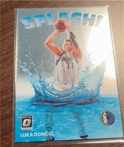 2022-23 Panini Donruss Optic #11 Luka Dončić Splash! Dallas Mavericks — front