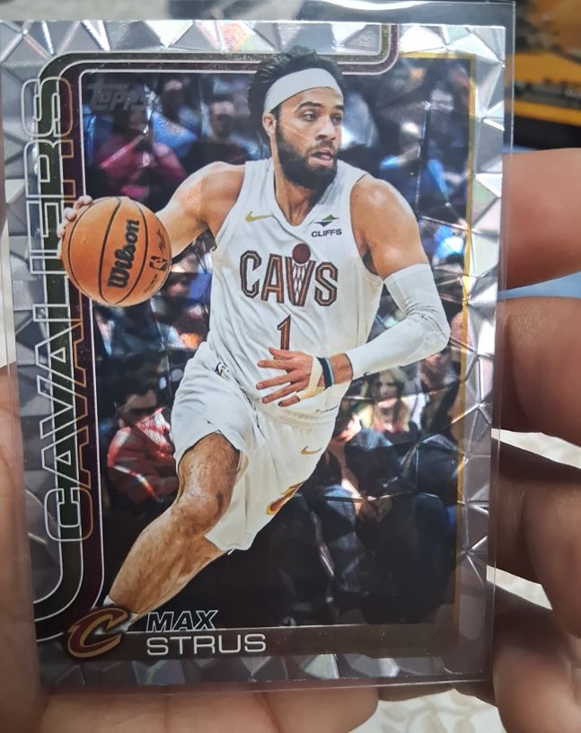 2025-26 Topps #84 Max Strus — front