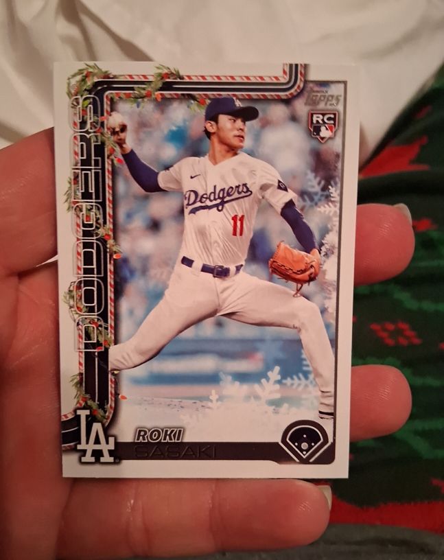 2025 Topps Holiday #H23 Roki Sasaki — front