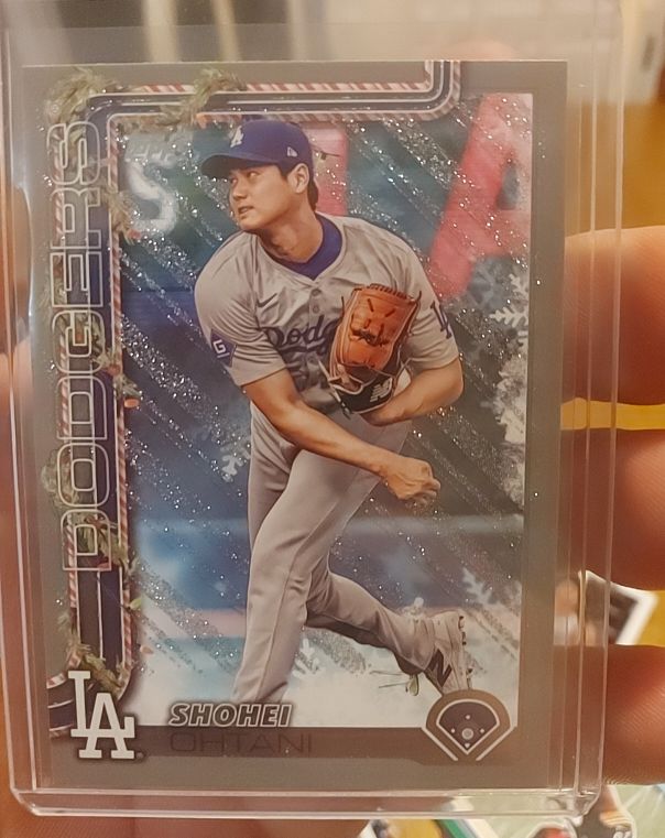 2025 Topps Holiday #H1 Shohei Ohtani — front