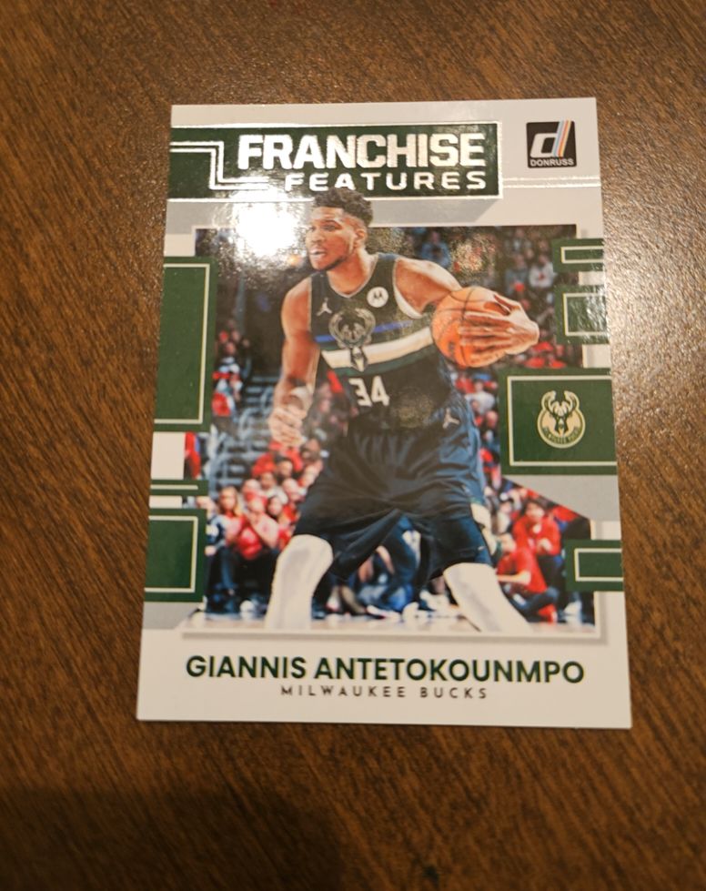 2022-23 Donruss #10 Giannis Antetokounmpo Franchise Features — front