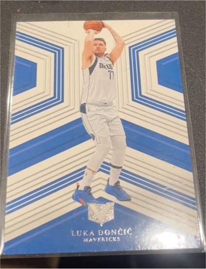 2022-23 Panini Chronicles Vertex #175 Luka Doncic — front