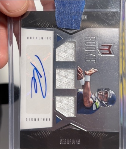 2012 Panini Momentum #131 Russell Wilson Rookie Patch Auto — front