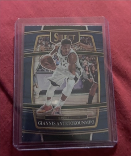 2021-22 Panini Select #35 Giannis Antetokounmpo — front