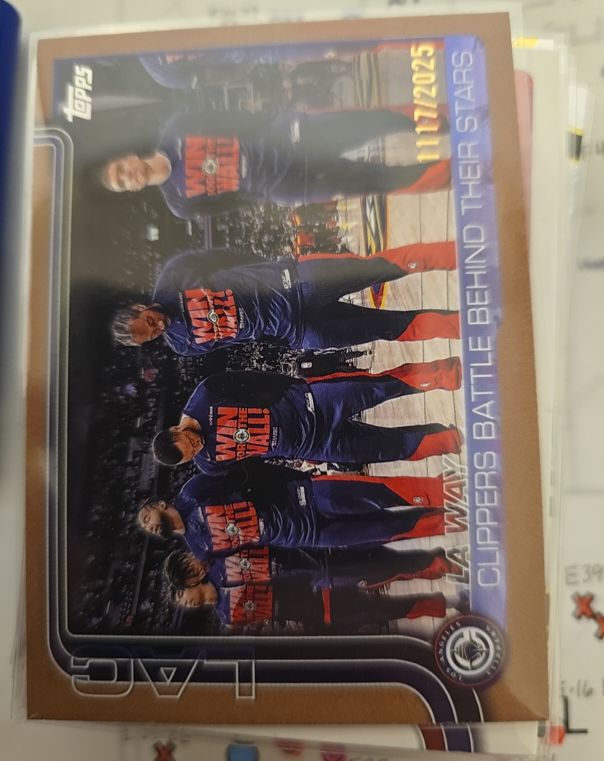 2025-26 Topps #292 LA Way: Clippers Battle Behind Their Stars — front