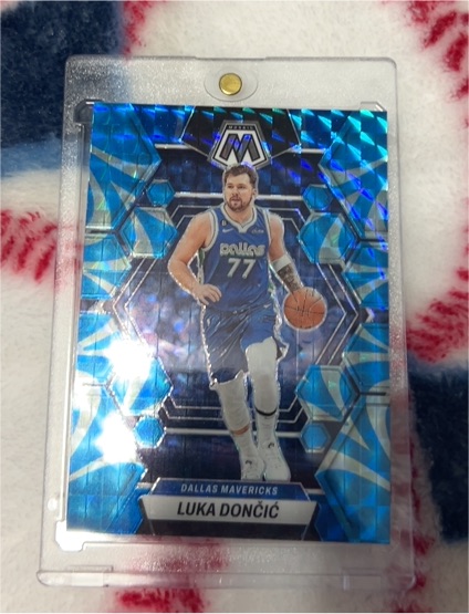 2022-23 Panini Mosaic #1 Luka Dončić — front