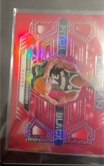 2021 Panini Obsidian #30 Giannis Antetokounmpo — front