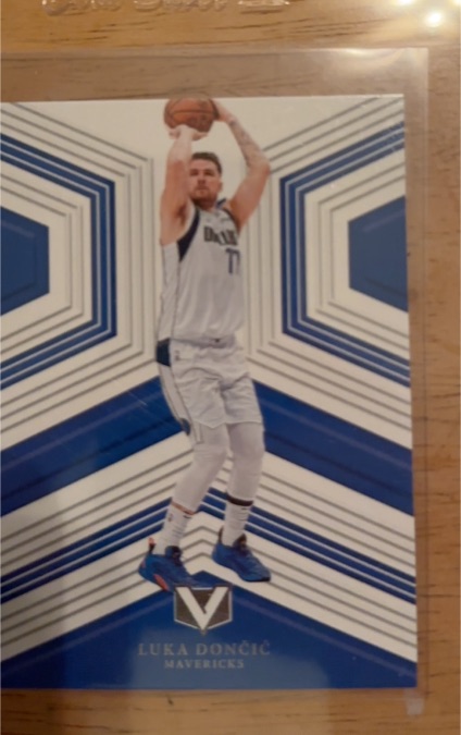 2022-23 Panini Chronicles Vertex #175 Luka Dončić — front