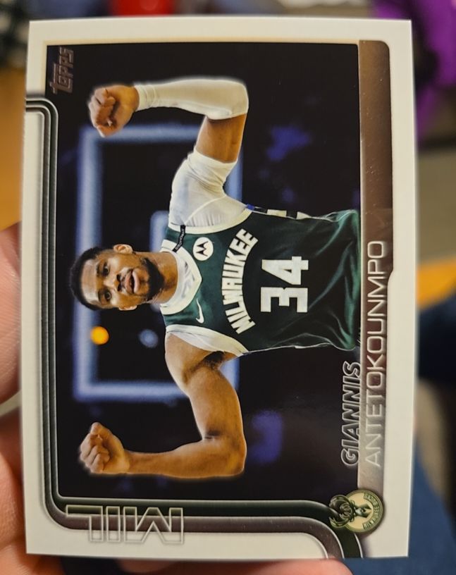 2025-26 Topps #54 Giannis Antetokounmpo — front
