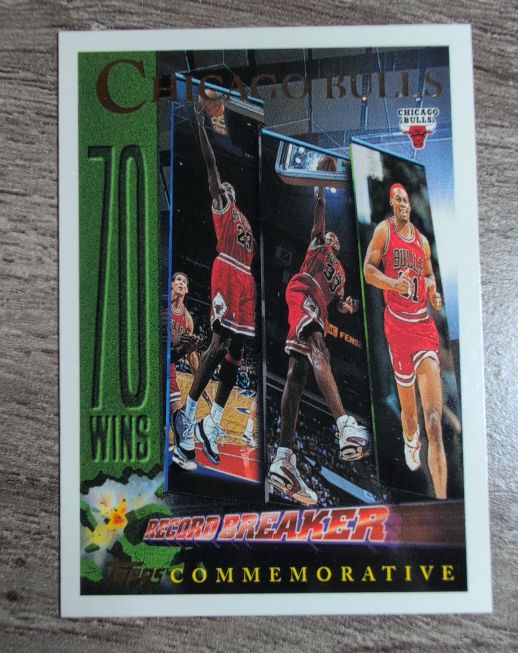 1996-97 Topps #72 Chicago Bulls 70 Wins Commemorative Michael Jordan — front