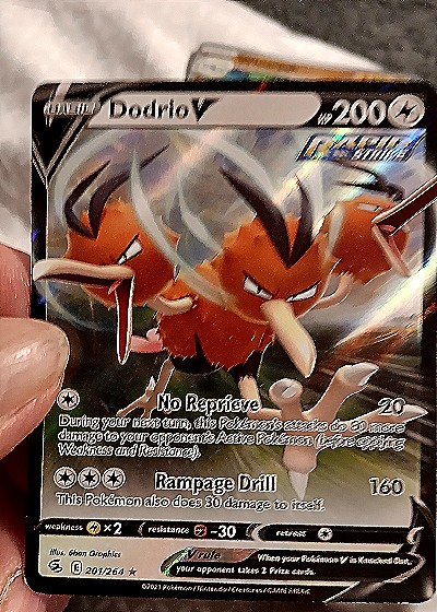 2021 Pokémon SWSH08: Fusion Strike #201 Dodrio V — front