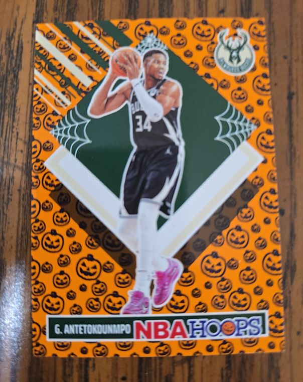 2024-25 Panini Haunted Hoops #288 Giannis Antetokounmpo Orange Pumpkin Tribute — front