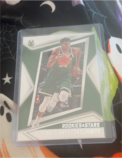 2021-22 Panini Chronicles Rookies and Stars #123 Giannis Antetokounmpo — front