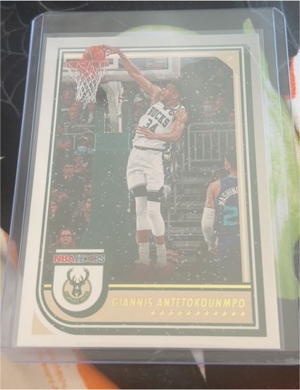 2022-23 Panini NBA Hoops #44 Giannis Antetokounmpo — front