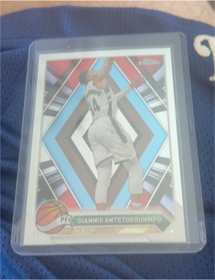 2023-24 Topps Chrome #15 Giannis Antetokounmpo — front