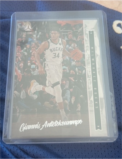 2021-22 Panini Chronicles Luminance #265 Giannis Antetokounmpo — front