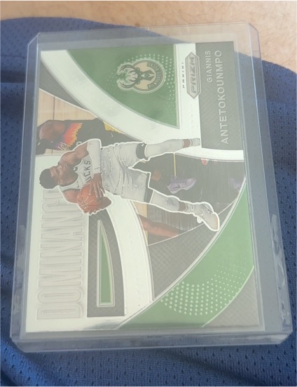 2021-22 Panini Prizm #12 Giannis Antetokounmpo Dominance — front