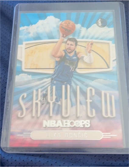 2022-23 Panini NBA Hoops #8 Luka Dončić — front