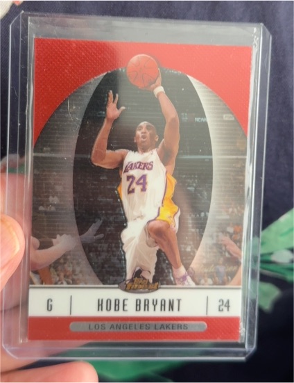 2006 Topps Finest #25 Kobe Bryant — front