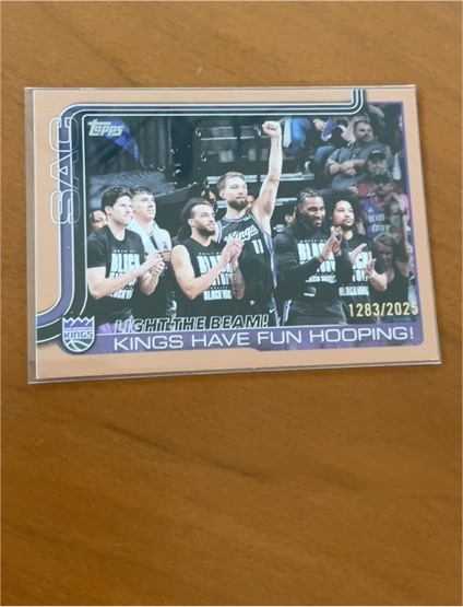 2025-26 Topps #295 Sacramento Kings Light The Beam! Kings Have Fun Hooping! — front