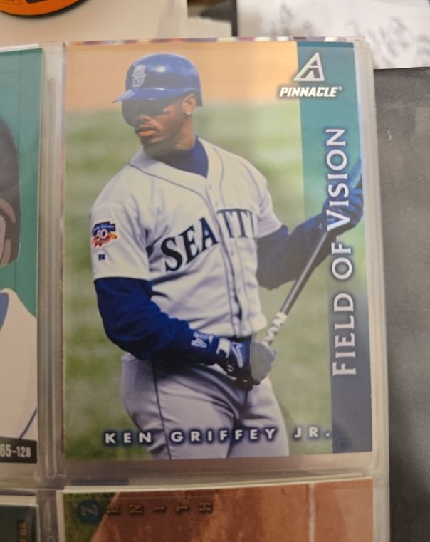 1997 Pinnacle #187 Ken Griffey Jr. Field of Vision — front