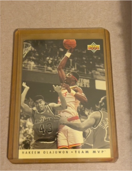1992-93 Upper Deck Team MVPs #TM11 Hakeem Olajuwon — front