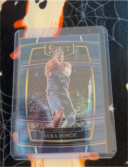 2021-22 Panini Select #12 Luka Dončić — front