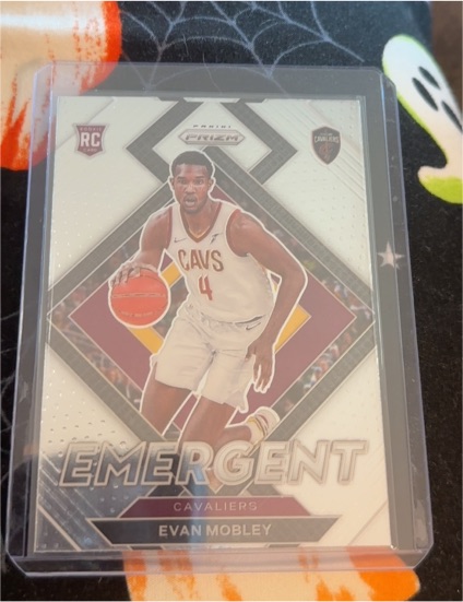 2021-22 Panini Prizm #9 Evan Mobley Emergent Rookie — front