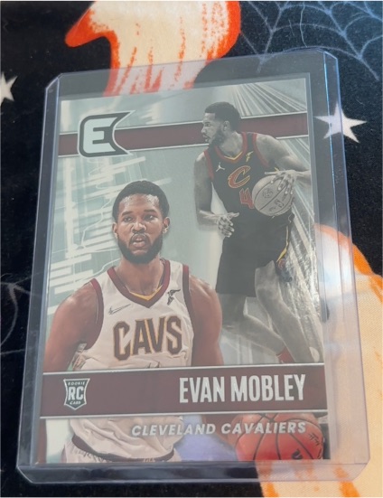 2021-22 Panini Chronicles Essentials #334 Evan Mobley — front