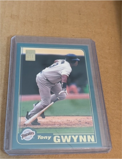 2001 Topps #220 Tony Gwynn — front