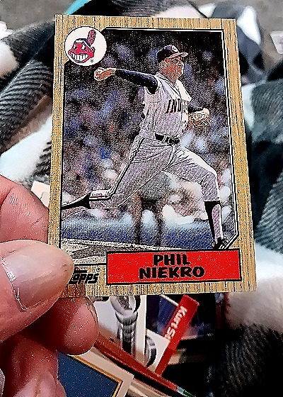 1987 Topps #460 Phil Niekro — front